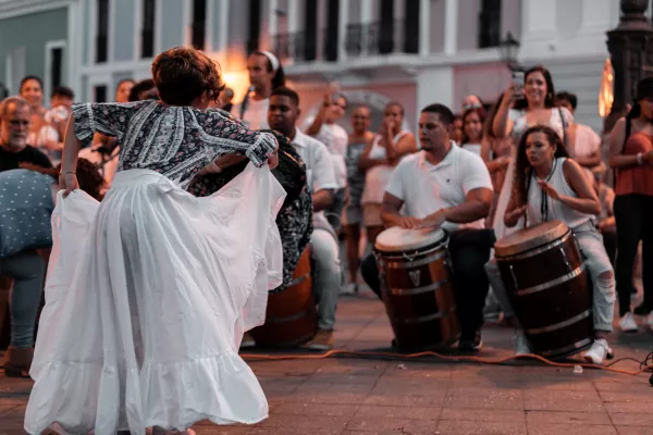 Músicos tocando bomba mientras se baila este ritmo tradicional puertorriqueño