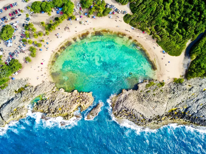 La playa conocida como Mar Chiquita en Manatí es famosa por su forma.