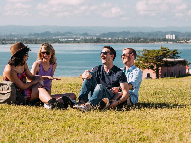 Las parejas disfrutan del cálido día puertorriqueño en un parque