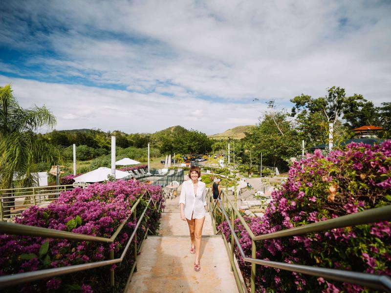 Una mujer paseando por las Termas de Coamo.