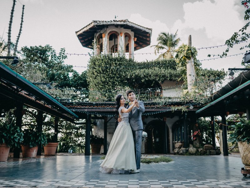 Couple dancing at Hacienda Siesta Alegre.