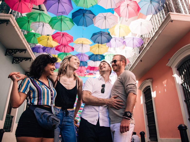 Dos parejas se ríen en la calle en el viejo san juan.