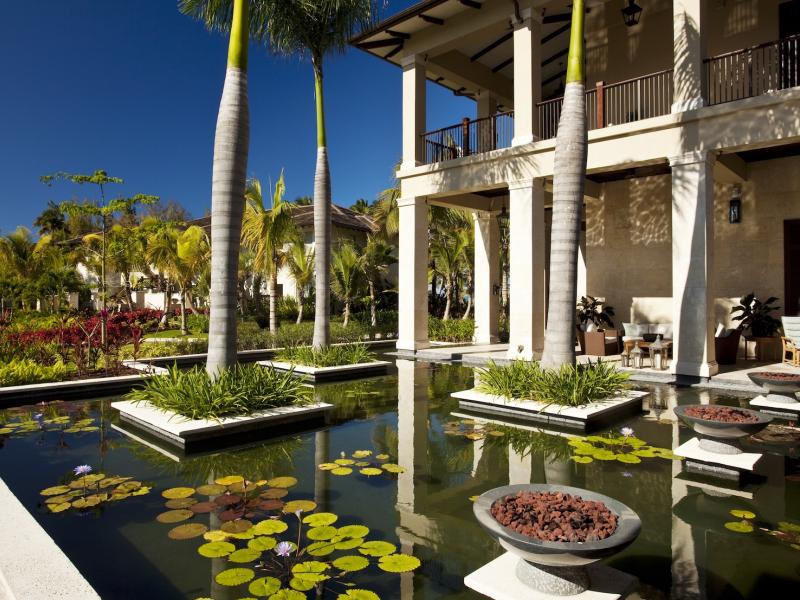 Los impresionantes jardines del St. Regis Bahia Beach Resort.