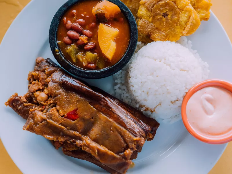 Plato tradicional de arroz y frijoles con tostones.