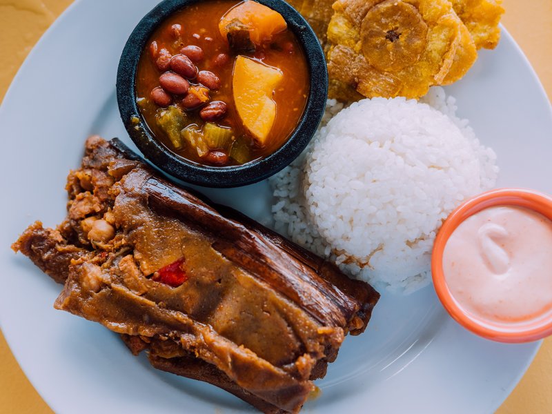 Plato tradicional de arroz y frijoles con tostones.