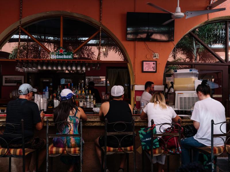 Vista del bar de un restaurante en el Viejo San Juan.