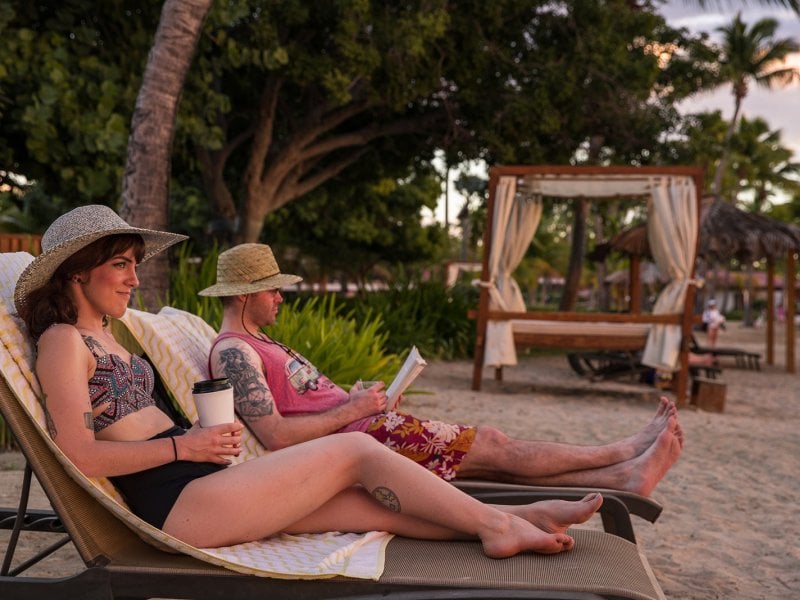 Una pareja relajándose en la playa.