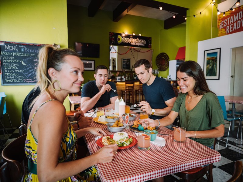 Un grupo de amigos disfrutando de un almuerzo en el Viejo San Juan.