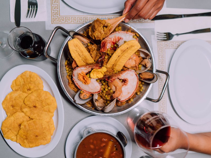 Una fotografía cenital de la comida en El Balcón de Capitán en Salinas.