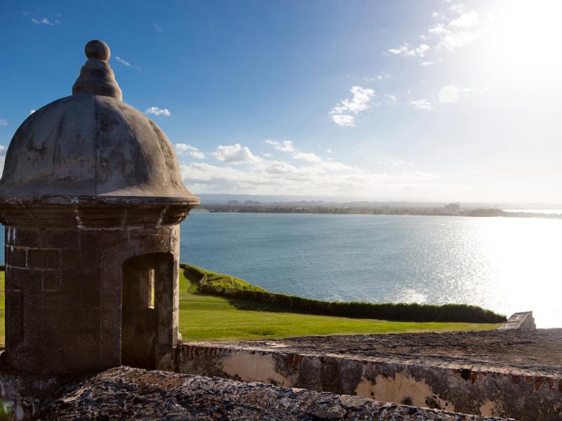 Vista de una garita y el mar desde El Morro, en el Viejo San Juan.