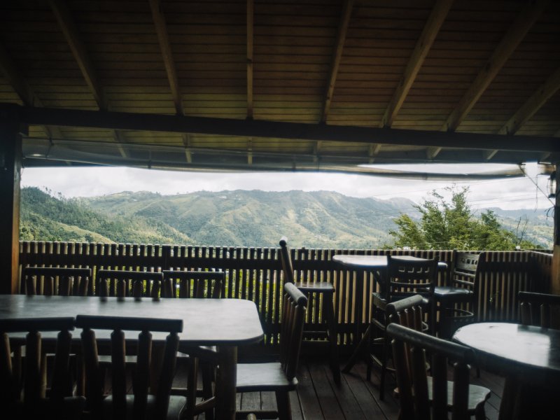 Las vistas de las montañas desde el restaurante Roka Dura Wine and Grill.