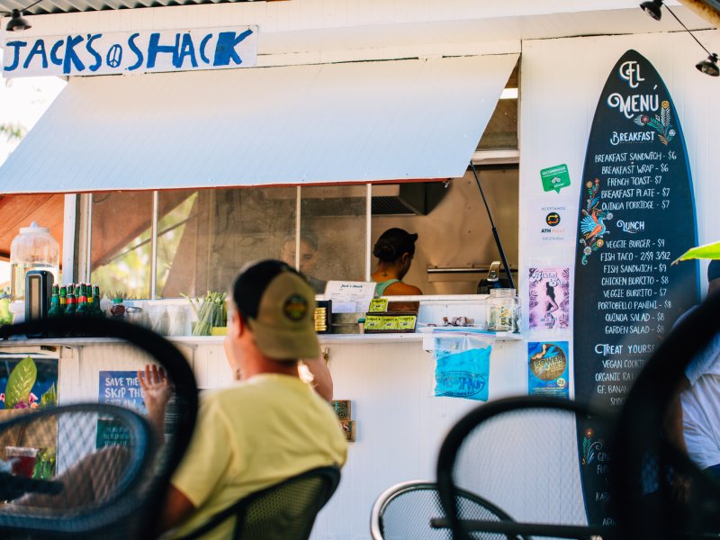 Comidas frescas junto a la playa en Jack's Shack en Rincón.