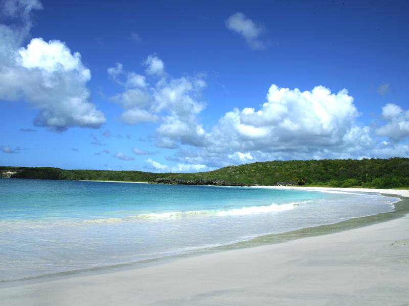 Vista de la prístina Playa Roja en Vieques.