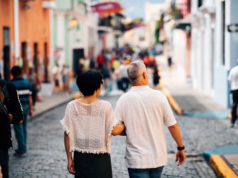 Una pareja disfruta de un paseo por las calles empedradas del Viejo San Juan.