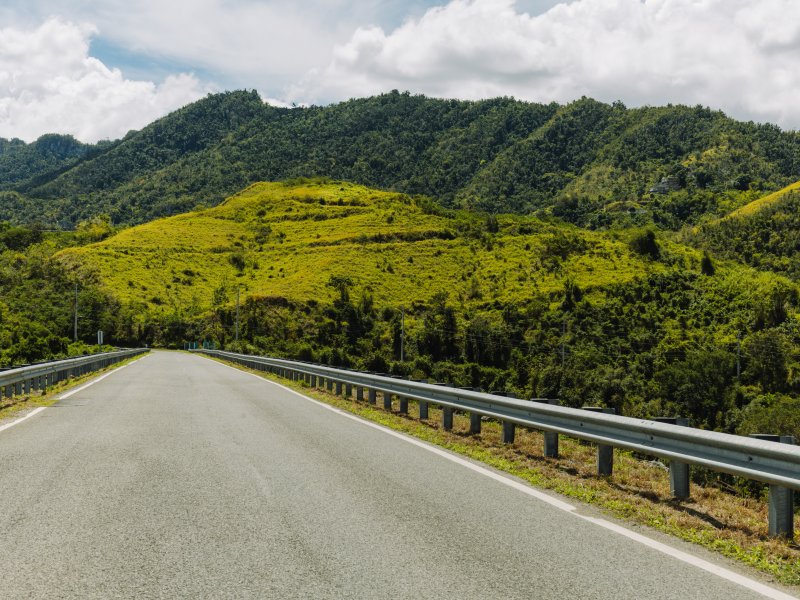 Una vista amplia de un camino a través de las montañas de Puerto Rico.