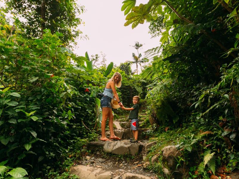 Madre e hijo caminando por uno de los senderos de El Yunque.