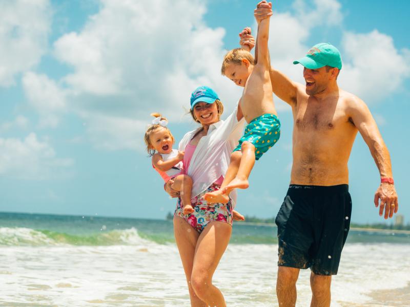 Una familia en la playa.