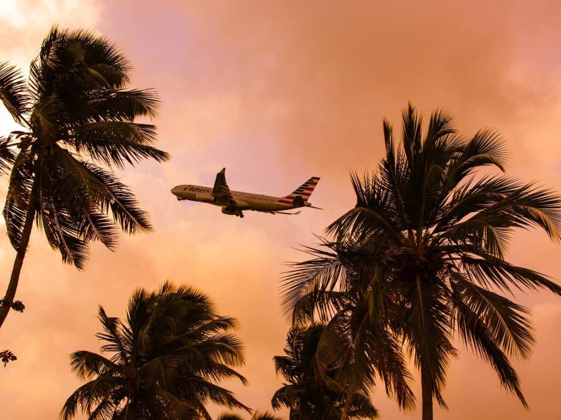 Vista de un avión saliendo del SJU.