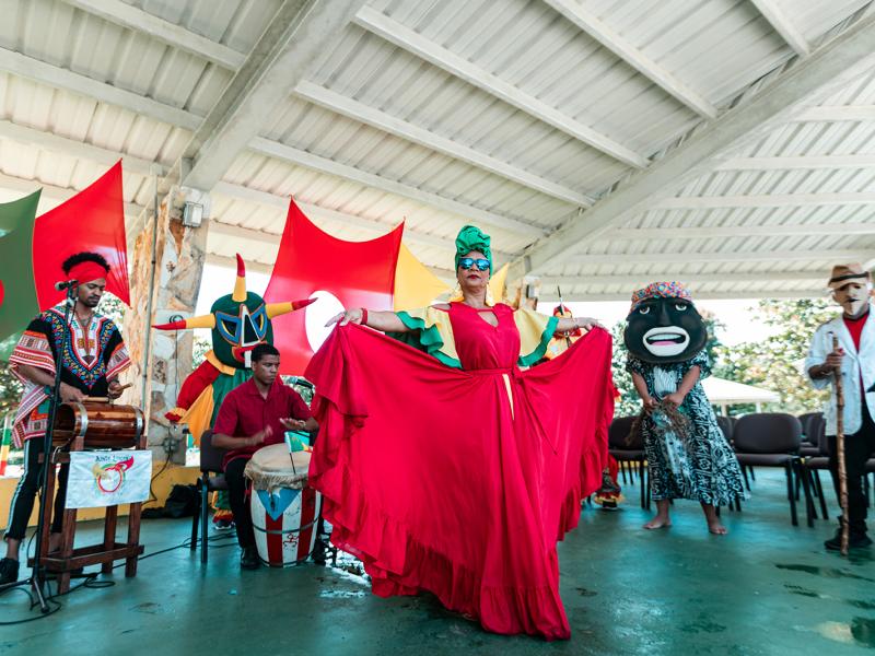 A private bomba show for a group with vegigantes and cabezudos while visiting the town of Loíza. 