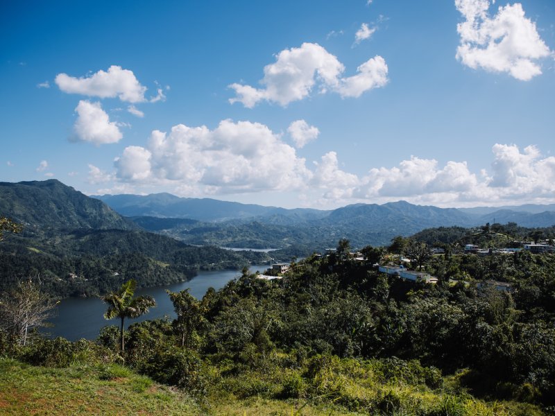 Vista panorámica desde Finca Viernes en Utuado.