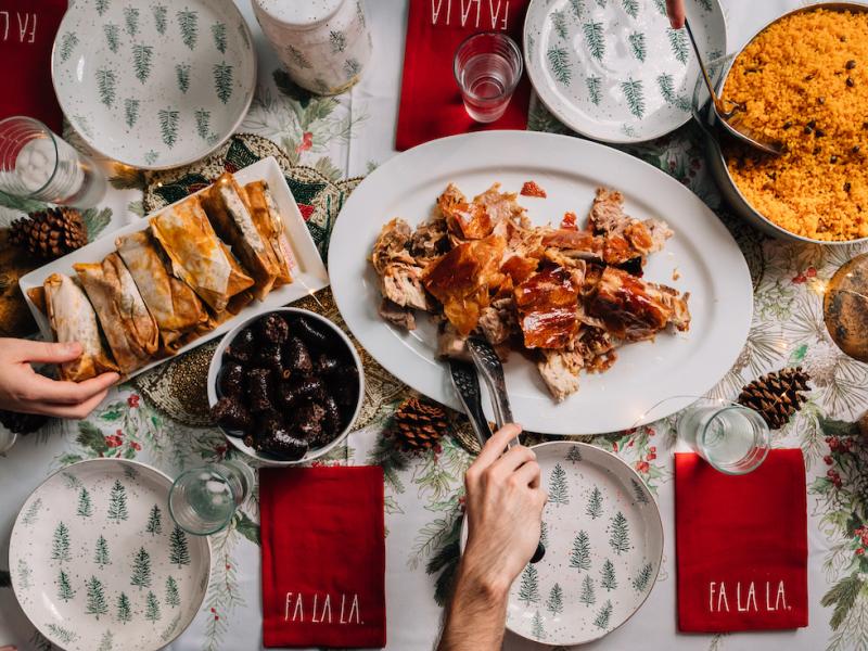 El menú navideño en Puerto Rico incluye favoritos locales como pernil, arroz con gandules, pasteles, tembleque y arroz con dulce.