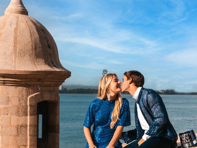 A couple kisses at a garita in El Morro