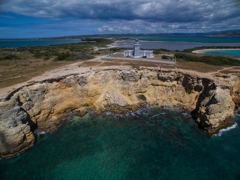 Los acantilados de piedra caliza que rodean el Faro de Los Morrillos ofrecen unas vistas inigualables del litoral de la Isla.