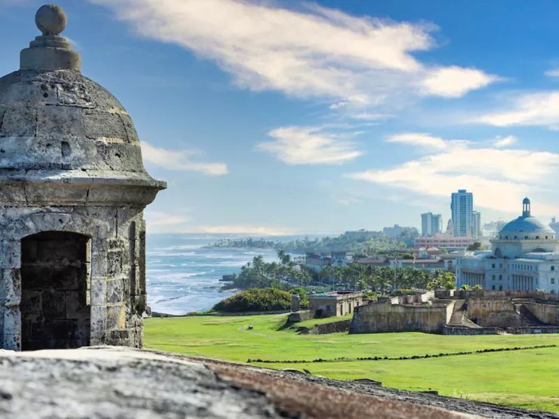 Una vista del Viejo San Juan desde lo alto del Castillo San Felipe del Morro.