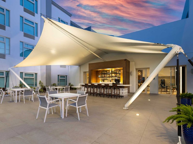 The illuminated outdoor bar at the Sheraton Four Points Caguas Real Hotel & Casino.