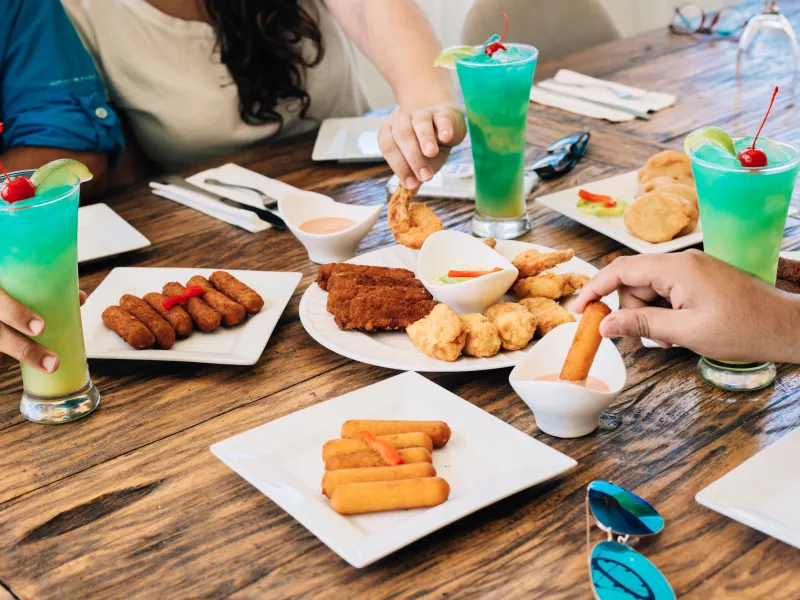 Mesa llena de aperitivos y bebidas.