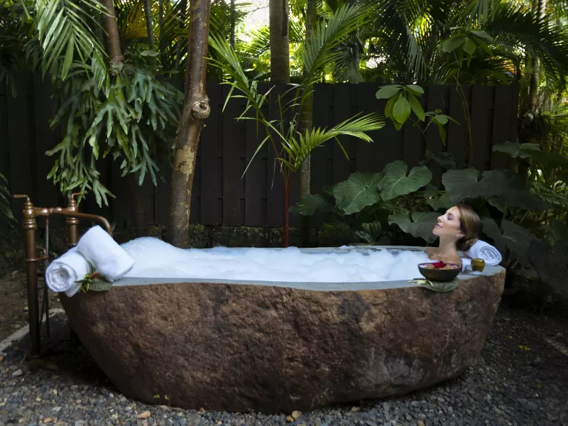 Mujer en bañera de spa.