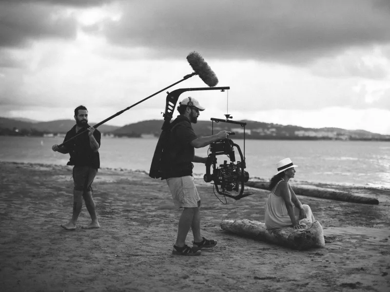 Equipo de filmación en la playa.