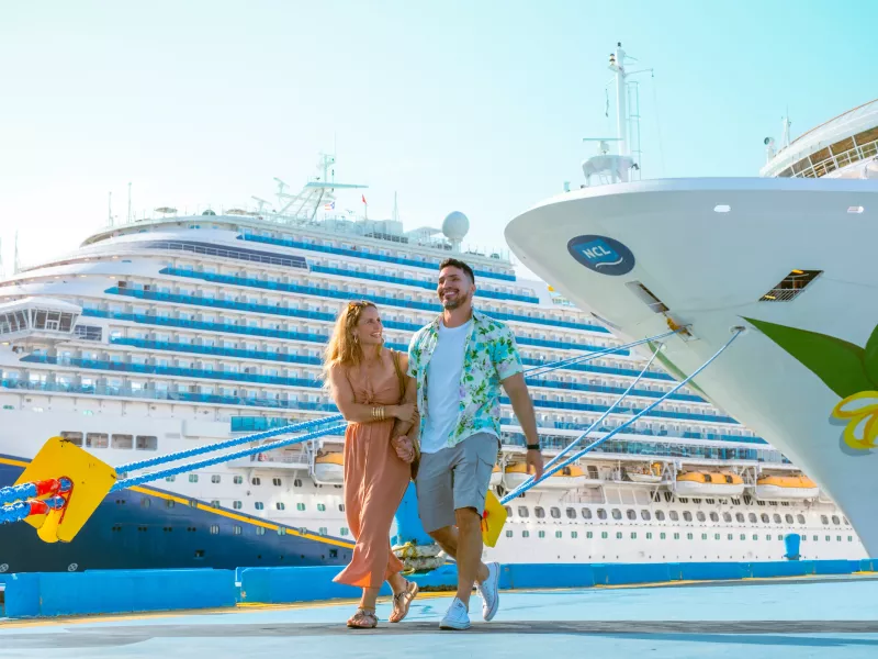 Pareja desembarcando de un crucero.