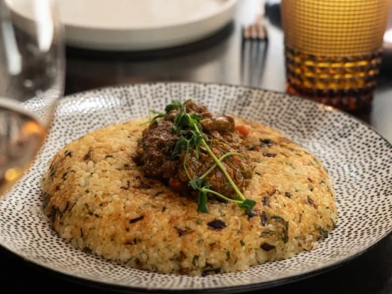 Plato acompañado de un vino.