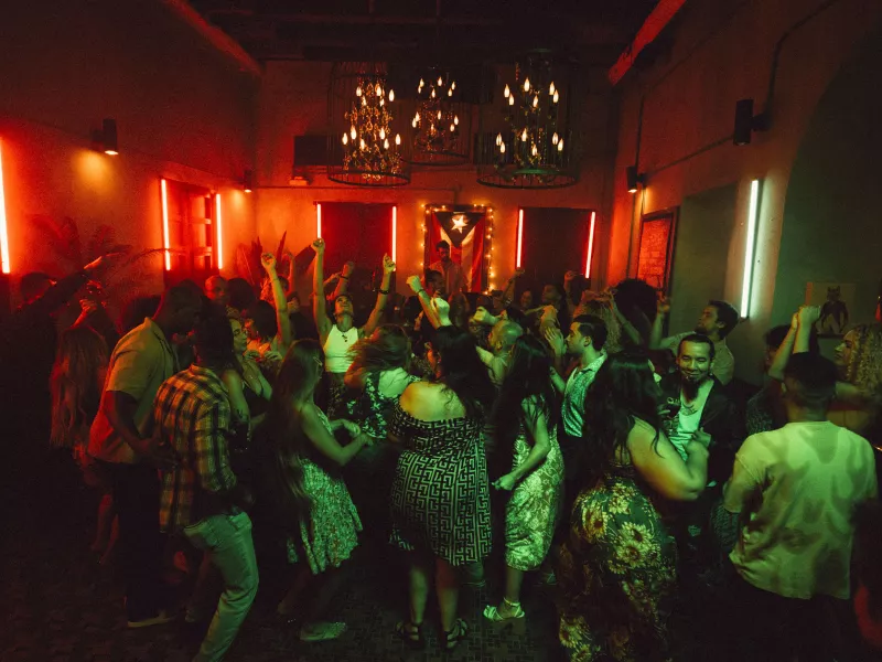Grupo de personas bailando en un bar de San Juan, Puerto Rico