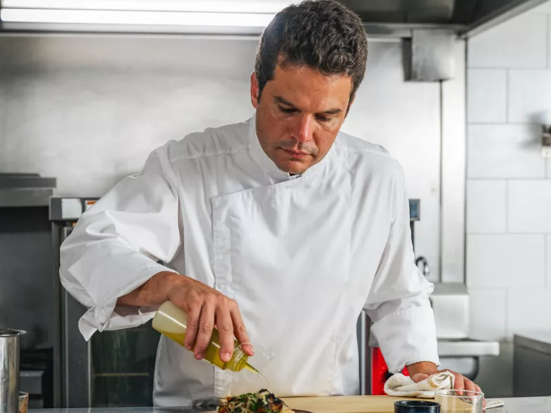 Chef Francis Guzmán of Vianda cooking.