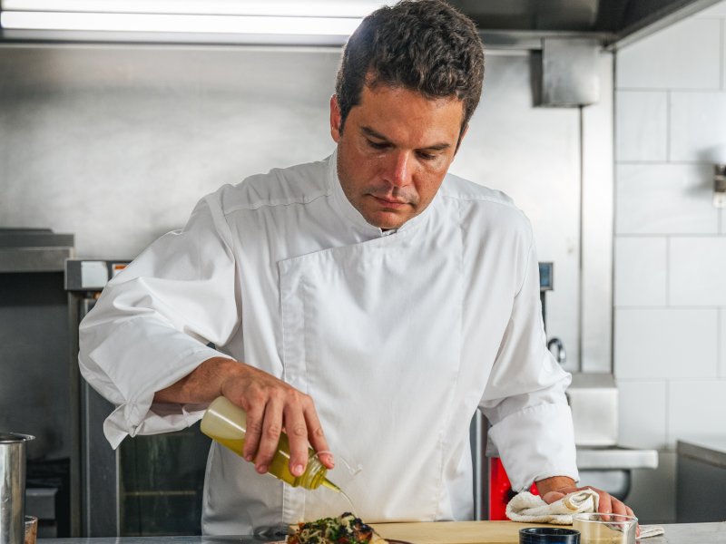 Chef Francis Guzmán of Vianda cooking.