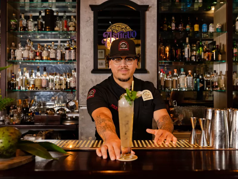 Mixologist Giovanni Budet presenting a cocktail at Antiguo 26.