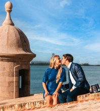 A couple kisses at a garita in El Morro