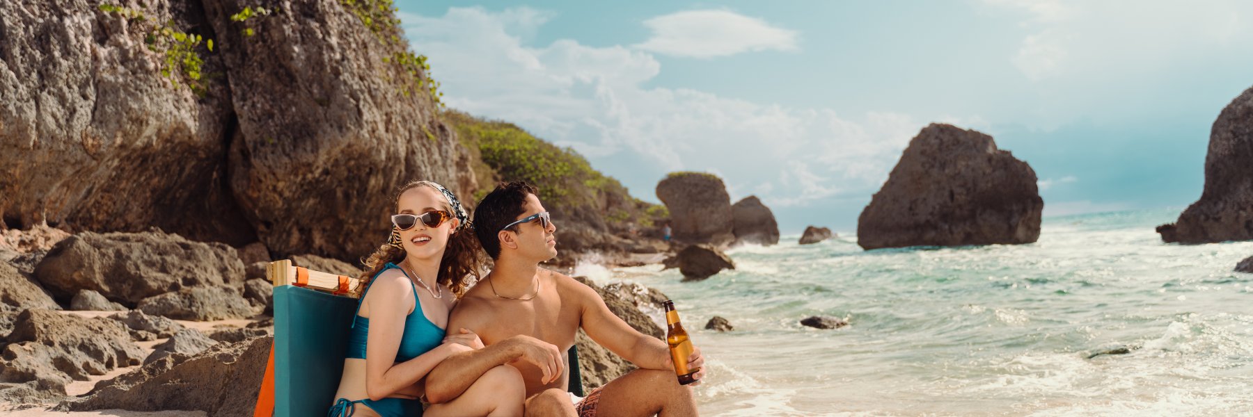 Una pareja comparte en Survival Beach en Aguadilla.