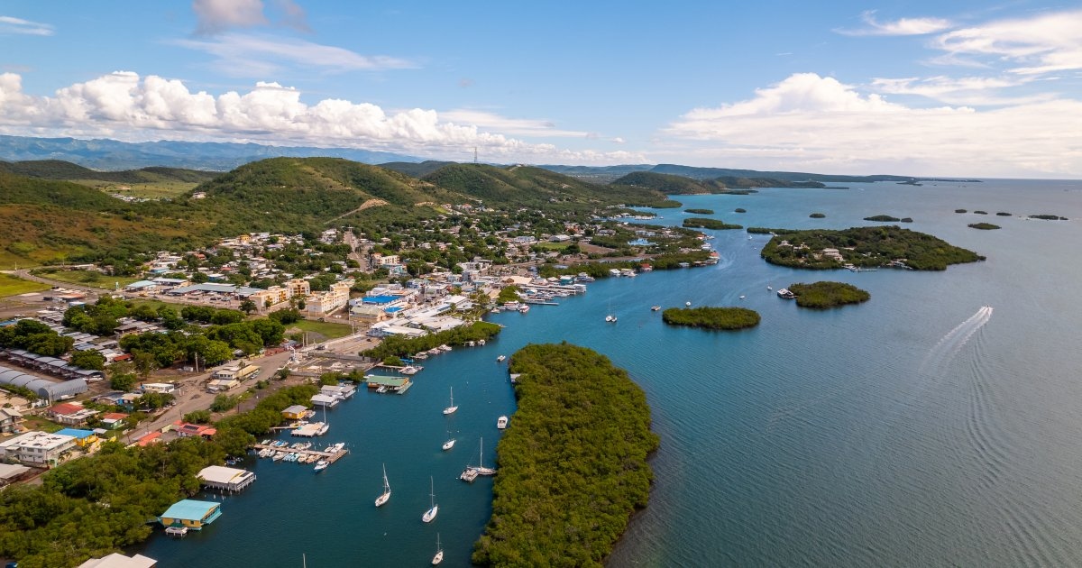 Vista aérea de Laguna Grande y la costa de Fajardo, Puerto Rico