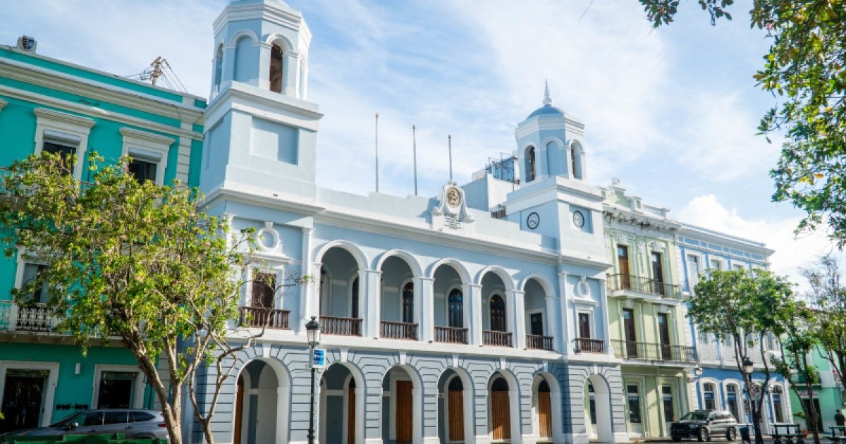 Vista de la alcaldía de san Juan desde la Plaza de Armas
