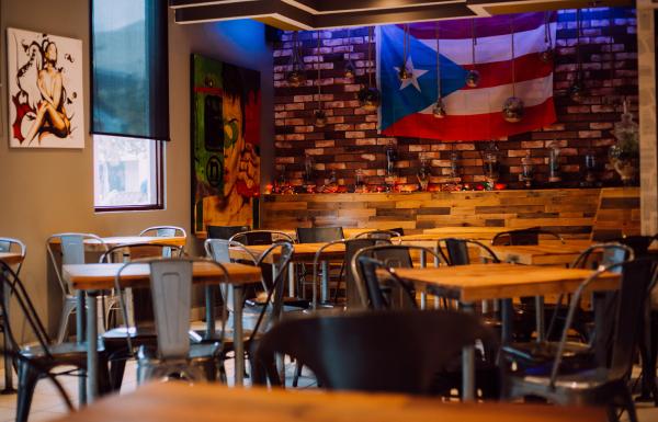 Inside view of a pizza restaurant in Caguas.