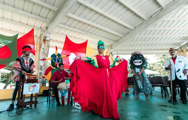 A private bomba show for a group with vegigantes and cabezudos while visiting the town of Loíza. 
