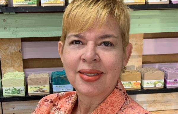 Marisabel De Jesús, owner of De Hojas.