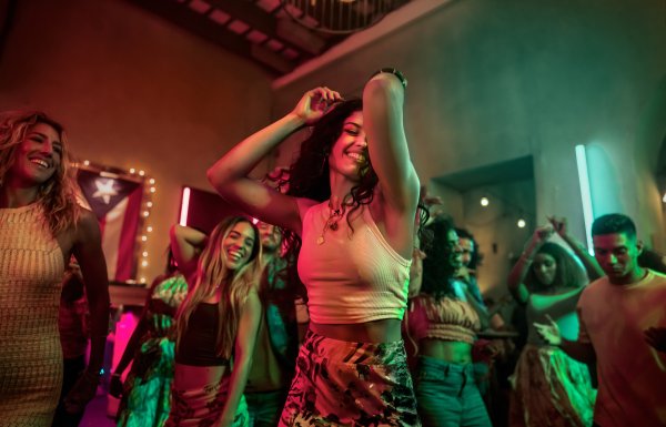 Women dance in La Factoría