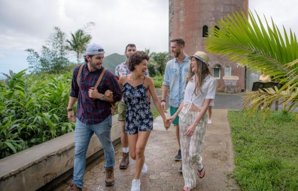Grupo de amigos dando un paseo en El Yunque.