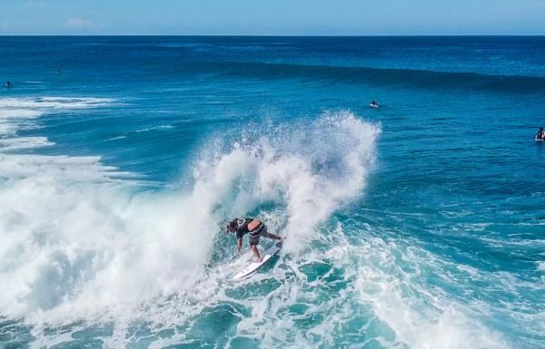 Un surfista cruzando una ola en Rincón.