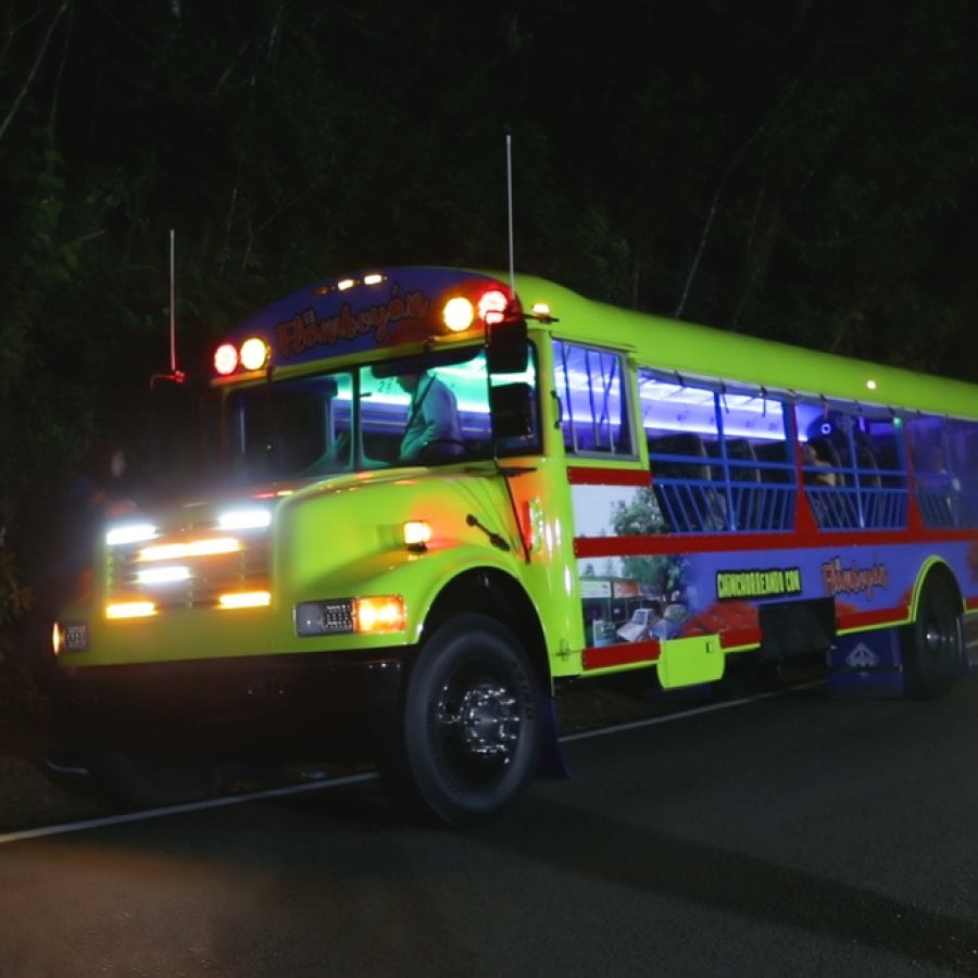 Un vibrante autobús Chinchorreo espera a que sus pasajeros terminen en su última parada.