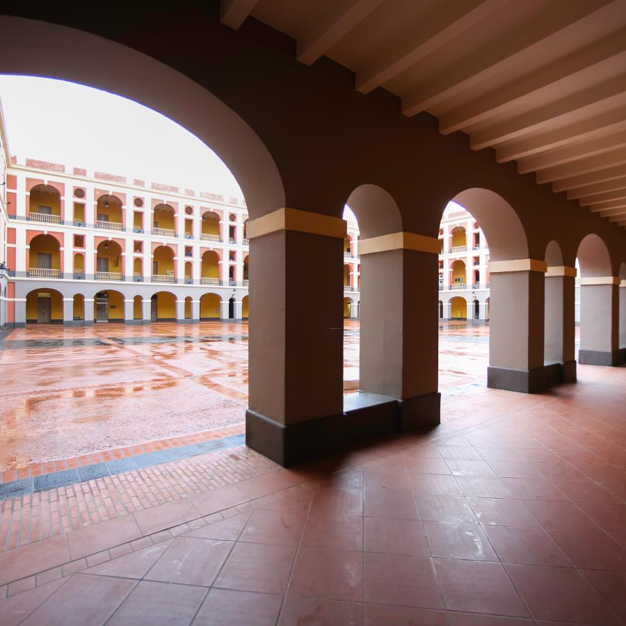 El patio del Museo de las Américas en el Cuartel de Ballajá.